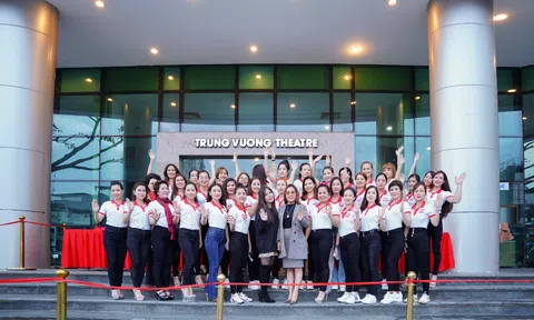 Hoa hậu Doanh nhân Việt Nam Toàn cầu 2020 trao quà cho hoàn cảnh khó khăn tại nhà hát Trưng Vương, Đà Nẵng