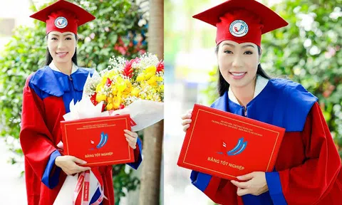 NSƯT Trịnh Kim Chi nhận bằng tốt nghiệp sau 4 năm miệt mài học tập