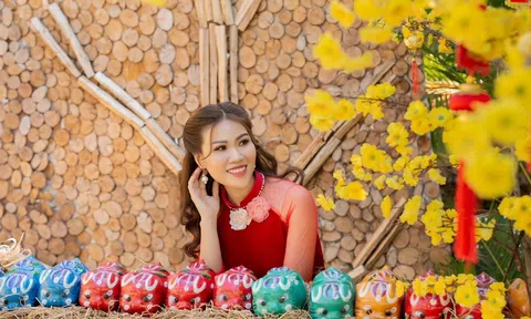 Người đẹp truyền thông Nguyễn Thị Hoa thướt tha trong tà áo dài đón Tết