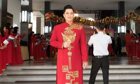 Nam vương - ca sĩ Quốc Kháng mang quà Tết sớm đến hàng nghìn người vô gia cư