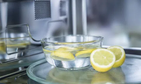 Cách làm sạch lò vi sóng dễ dàng