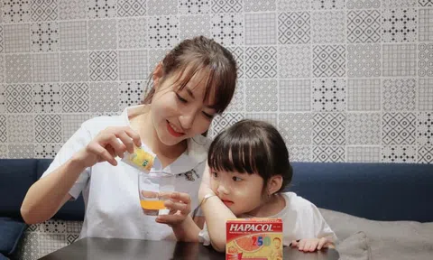 Hot mom chia sẻ kinh nghiệm hạ sốt cho con