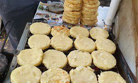 Món bánh nhà nghèo 'lên đời' thành đặc sản hút khách Hà thành, ngày bán 500 chiếc