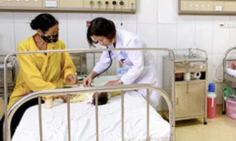 Sau 2 giờ nhỏ mũi, bé 11 tháng nhập viện cấp cứu