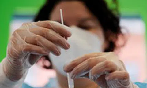 FDA cấp phép dụng cụ tự xét nghiệm COVID-19 tại nhà đầu tiên