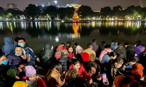 Người dân cả nước đổ ra đường chờ xem pháo hoa, đón chào năm mới 2021