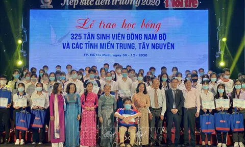 Trao học bổng tiếp sức tân sinh viên đến trường