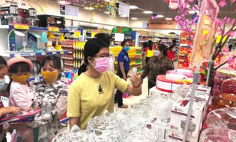 Siêu thị nhộn nhịp đón khách ngày đầu năm