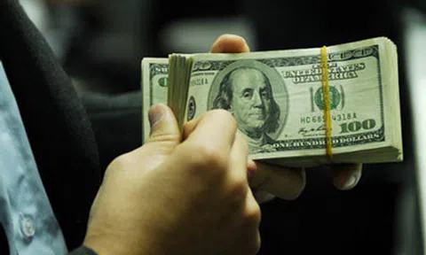 Giá USD ngân hàng biến động trái chiều, chợ đen "neo" mức cao