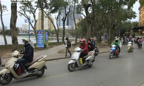 Ảnh: Người Hà Nội đi ủng, mặc áo mưa chống chọi cái rét sâu nhất đầu mùa