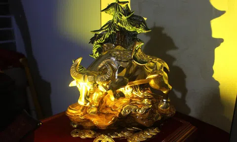 Độc đáo trâu sứ "hóa" thuyền buồm, làm trăm con vẫn không đủ bán