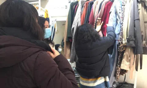 Đồ phụ kiện, áo ấm ‘hút’ khách