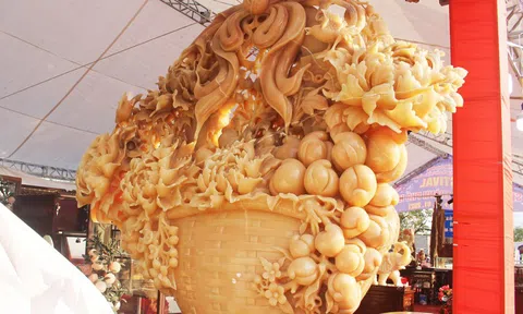 "Phát sốt" với giỏ hoa Tết bằng ngọc nặng 1,5 tấn, giá gần 700 triệu đồng