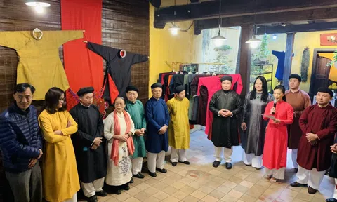 Không gian trưng bày áo dài truyền thống trong lòng phố cổ Hà Nội