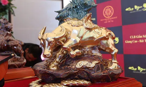 Ngắm trâu vàng Bát Tràng bỗng hóa thuyền buồm