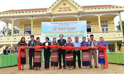 VIMC bàn giao công trình điện năng lượng mặt trời cho xã vùng sâu