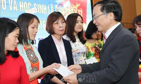 Gặp mặt nhà giáo, học sinh là vợ, con chiến sĩ công tác tại biển đảo