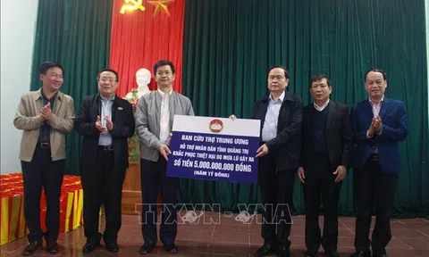 Thăm, tặng quà người dân bị ảnh hưởng do bão, lũ tại Quảng Trị