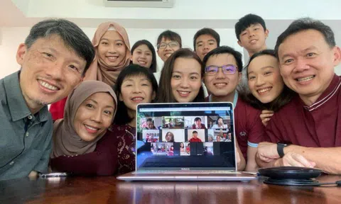 Gia đình Singapore 4 thế hệ đón Tết online
