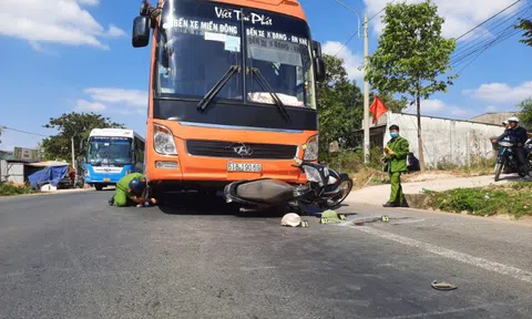 Va chạm với xe khách, 2 người đàn ông thương vong