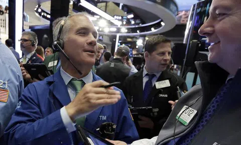 Lạc quan sau bình luận của chủ tịch Fed, Dow Jones đảo ngược mức giảm 360 điểm