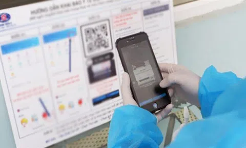 Dùng Zalo quét mã QR để khai báo y tế điện tử tại bệnh viện