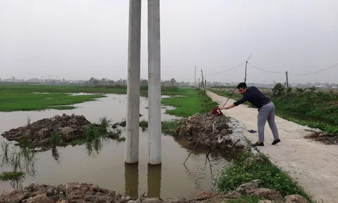 Hai anh em chết đuối thương tâm ở hố chôn cột điện không biển báo, rào chắn!