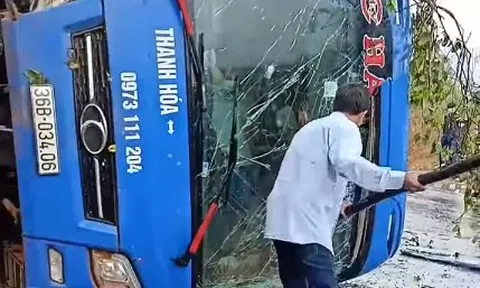 Giải cứu 19 người trong xe khách bị lật