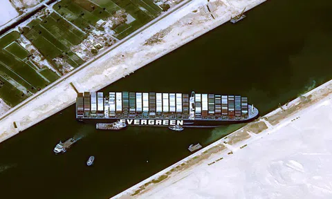 Khi máy xúc và tàu kéo vô dụng, các chuyên gia đang chờ Thiên Nhiên ra tay giải cứu tàu Ever Given mắc cạn tại kênh đào Suez