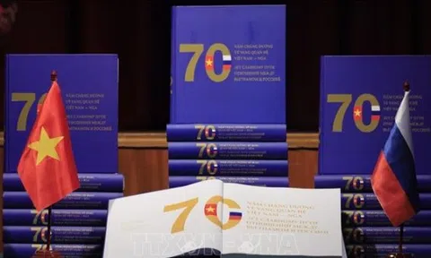 Hội thảo kỷ niệm 90 năm thành lập Đoàn và giới thiệu sách về 70 năm quan hệ Việt– Nga tại Saint Petersburg