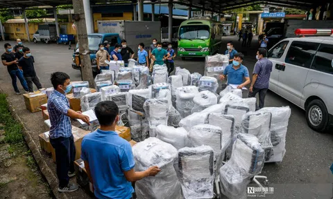 Chuyển hàng trăm thiết bị y tế chi viện TP. Hồ Chí Minh chống dịch