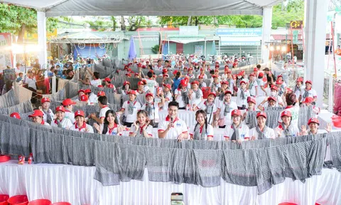 Xác lập kỷ lục giặt 1.000 chiếc khăn rằn tại Việt Nam