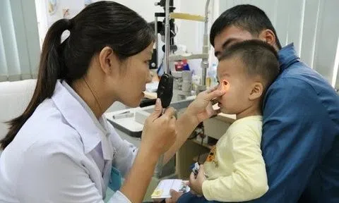 Nhiều gia đình nghỉ học, nghỉ làm vì đau mắt đỏ, Bộ Y tế khuyến cáo 5 biện pháp
