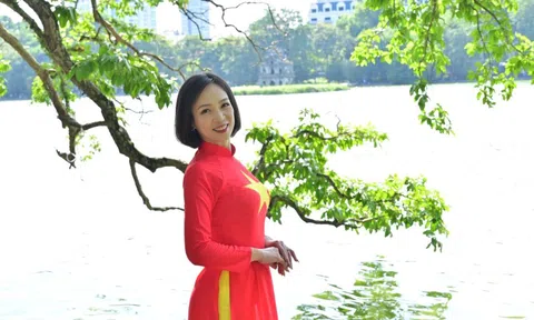 Á hậu Lê Thị Khánh Vân khoe nhan sắc rạng ngời trong tà áo dài truyền thống giữa trời thu Hà Nội