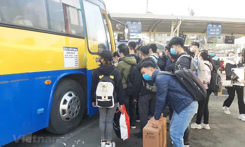 Người dân ùn ùn đổ về bến xe dịp nghỉ Tết Dương lịch 2021