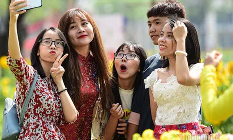 Tặng vé máy bay, cho tiền sinh viên về quê ăn Tết