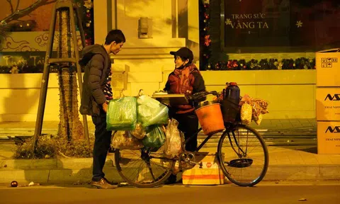 Nhiệt độ giảm sâu người vô gia cư tại Hà Nội run rẩy trong đêm lạnh