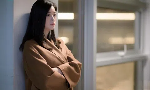 Nhìn thấy cảnh tượng chồng mình trong vườn, người vợ sững sờ như chết lặng