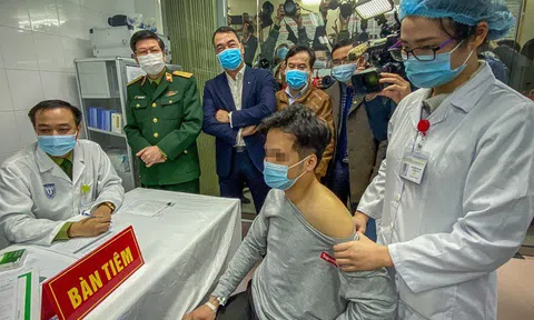 3 người Việt Nam đầu tiên được tiêm vaccine Covid-19 liều cao nhất