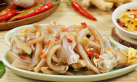 Món ăn mới lạ ngày Tết: Tai heo ngâm giấm giòn sần sật