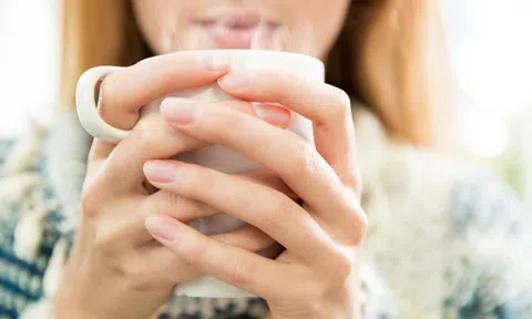 Uống một cốc nước ấm mỗi ngày giúp bạn tăng cường sức khỏe