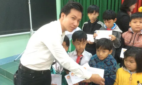 Ca nhạc sĩ Thế Vũ Tiếp sức ước mơ trao học bổng và quà cho các em học sinh hiếu học, các gia đình khó khăn sau trận lũ lụt miền Trung vừa qua.