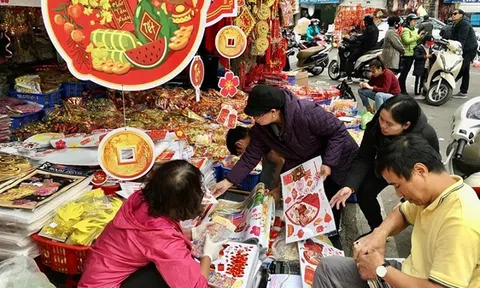 Sôi động thị trường đồ trang trí Tết 2021