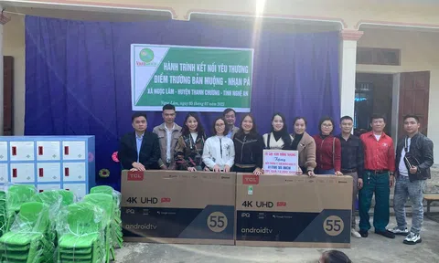 Chị Lê Thị Mai – giám đốc siêu thị Vilco Mart24h Nghệ An tổ chứ chương trình trao tặng quà cho người dân và trường học tại xã Ngọc Lâm, tỉnh Nghệ An