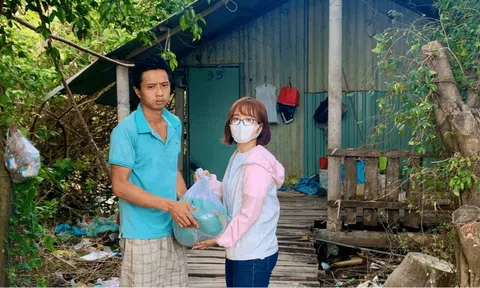 Doanh nghiệp xã hội tặng quà tết cho các hộ gia đình khó khăn