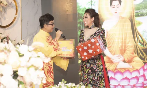 Nữ hoàng Kim Trang dịu dàng trong tà áo dài của NTK Minh Hùng làm việc thiện đầu năm