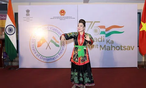 Nghệ nhân Hiền Ngân trình diễn hầu đồng tại lễ kỷ niệm thiết lập ngoại giao quan hệ Việt Nam - Ấn Độ