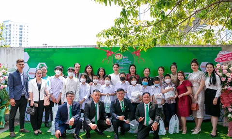 Nhiều đơn vị tài trợ quà cho trẻ em nghèo trong ngày ra mắt trụ sở chính tập đoàn Vilco Group