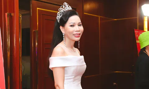 Á hoàng Nguyễn Thị Kim Âm hào hứng trước phần trình diễn bán kết của thí sinh Hoa hậu Doanh nhân Toàn cầu 2022