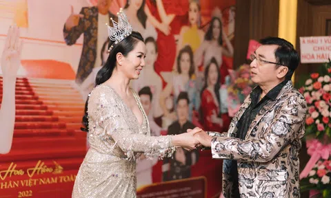 Nhạc sĩ Đình Văn sáng tác nhanh một bài hát dành tặng Hoa hậu Võ Thị Ngọc Giàu trong đêm Thanks Party